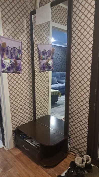 Продам зеркало с тумбочкой