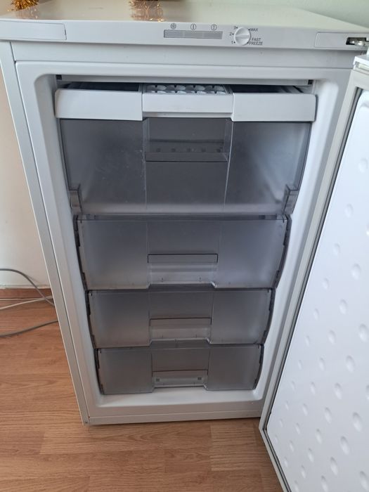 Vând congelator Artic