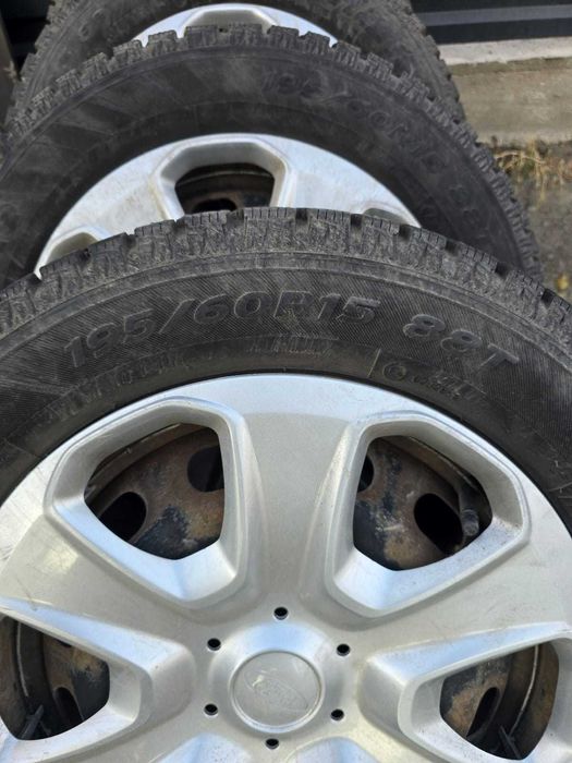 Продам резину с дисками 195/60R15 шипы