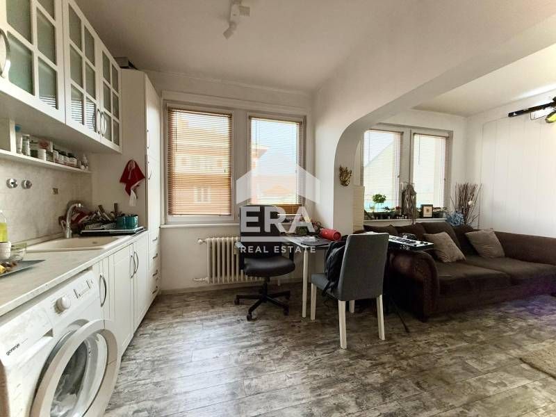 Дава се под наем Тристаен апартамент в София, Център - 80 кв.м за 1200 € - Снимка #3