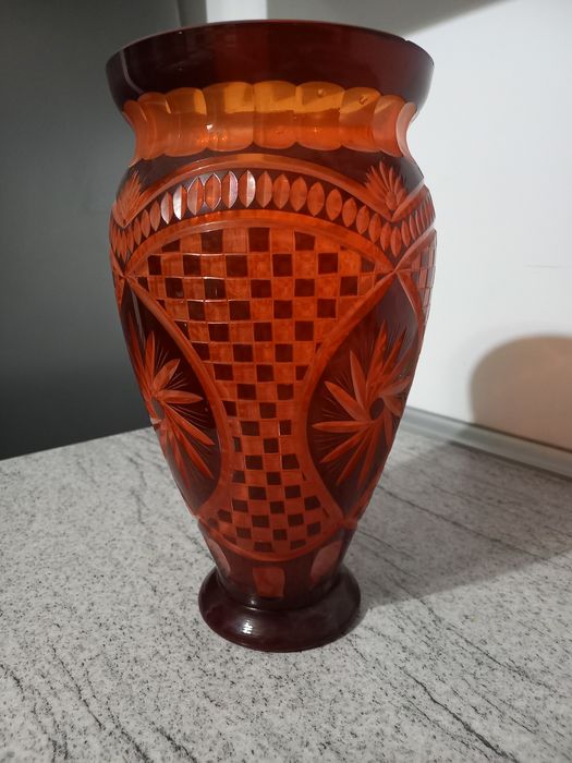 Vaza din rubin autentic. Inaltimea  40 cm. Noua
Inaltimea 40 cm
Deschidere 10 cm
Vaza este noua, fiind pastrata la cutie si nu a fost folosita nicioda