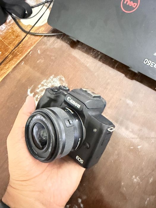 Canon EOS M50 — ideal holatda, ko‘plab aksessuarlar bilan