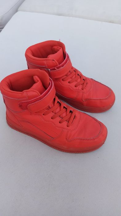 Оригинални детски маратонки и ботуши