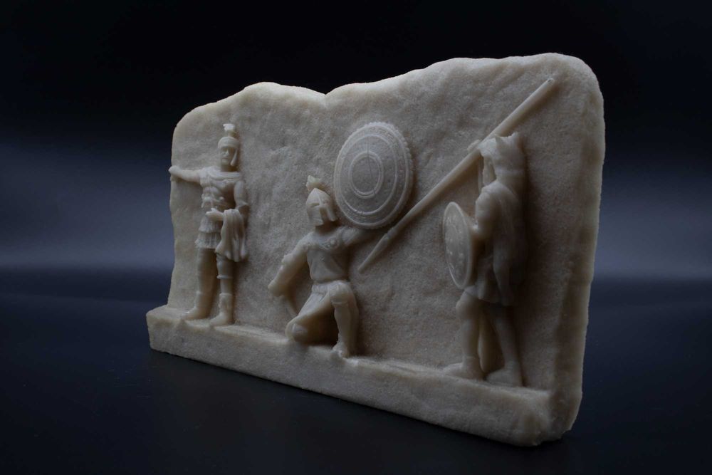 Ръчно изработен мраморен релеф „Антична бойна сцена“ – воини с щитове