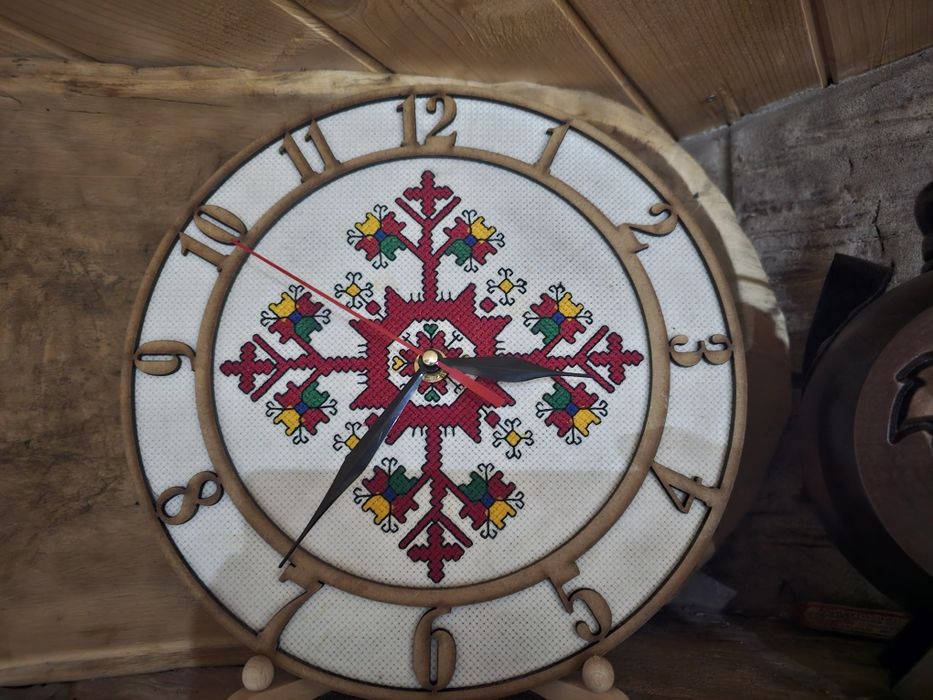 Бродирани часоници