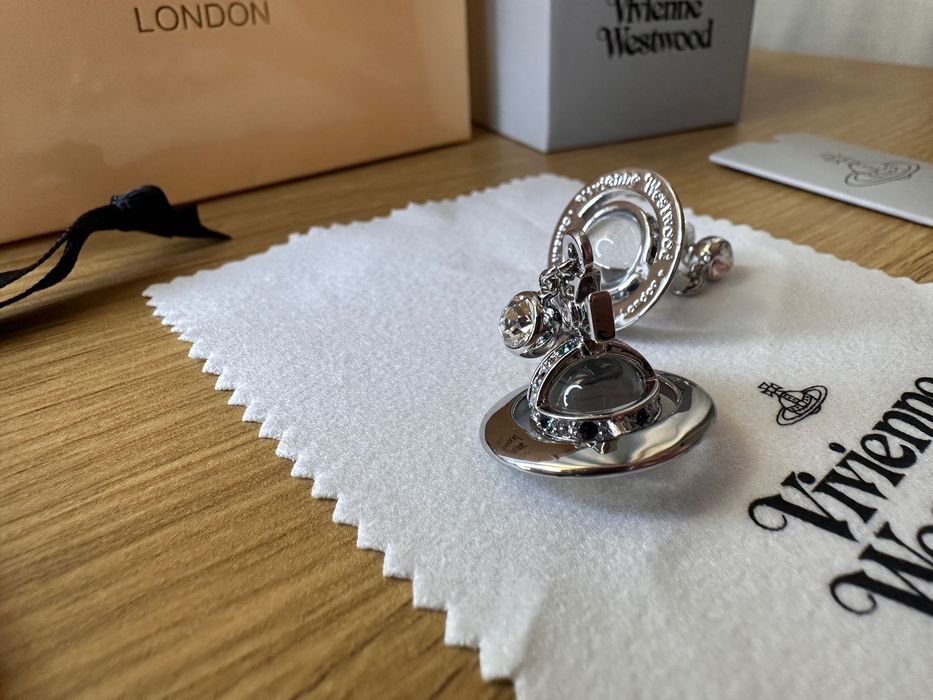 Cercei Vivienne Westwood ”world’s end orb”, bilă alba + argintiu mici