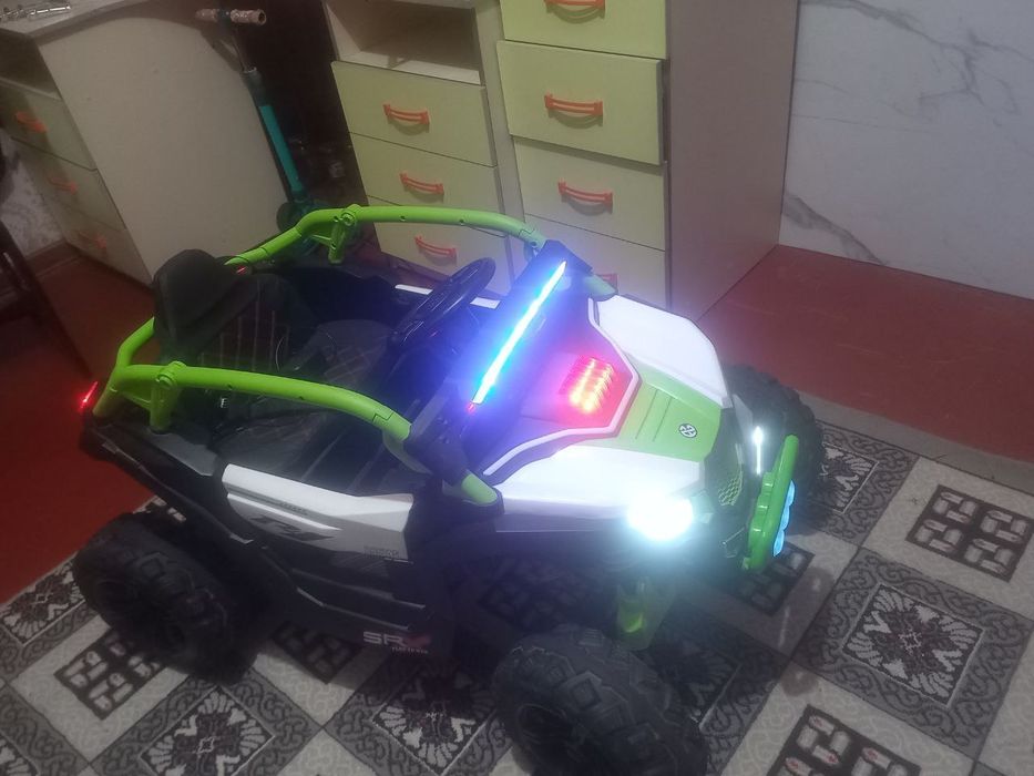 Продам детскую машинку баги на пульте управления