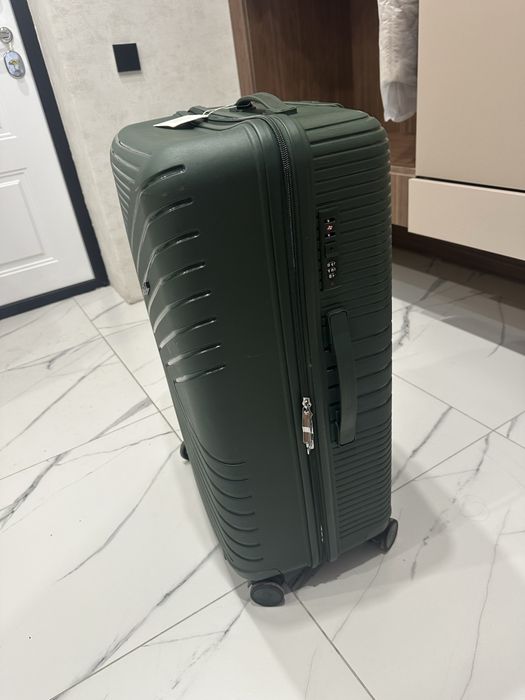 Продам новый чемодан