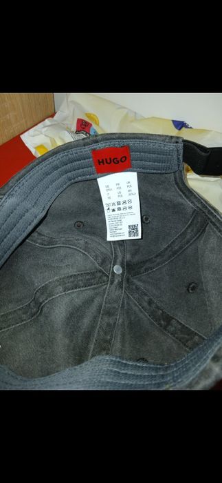 Șapcă Hugo Boss,unisex,reglabilă la mărime,am lăsta nr de telefon m ai jos dar apliactia îl blurează,accept mesaj