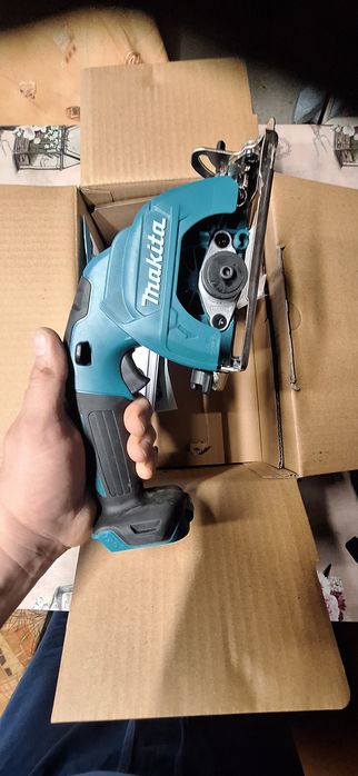 Продавам Marital CC301DZ с акумулаторни батерии от MAKITA със зарядно