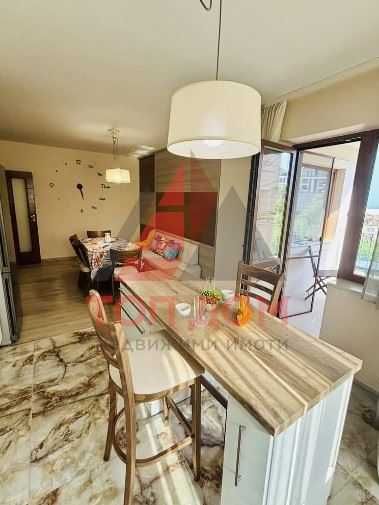 Дава се под наем Тристаен апартамент в к.к. Св.Св. Константин и Елена - 100 кв.м за 700 € - Снимка #1