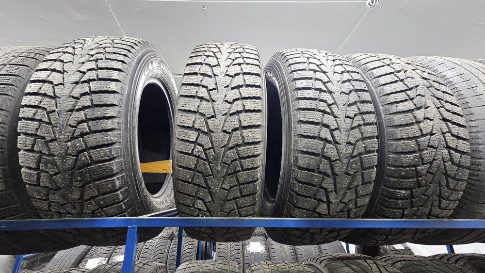 Продам комплект шин 235/65/17