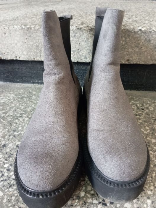 Сиви велурени боти