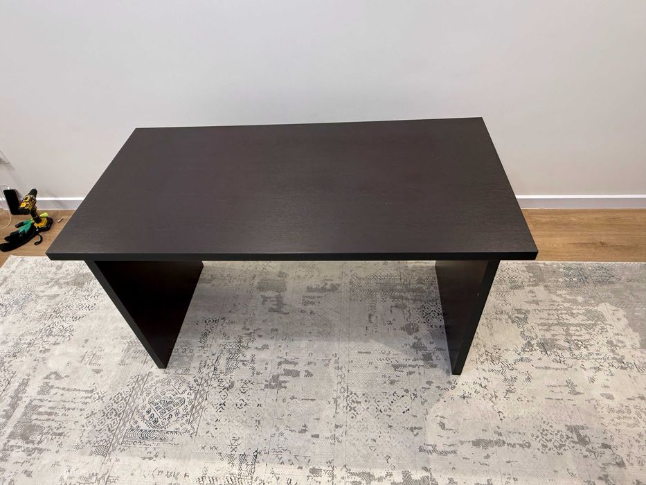 Письменный стол в хорошем состоянии. Удобный и практичный вариант