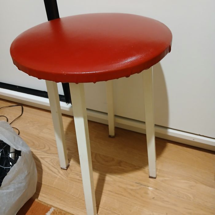 Vand 2 scaune ff bine intretinute