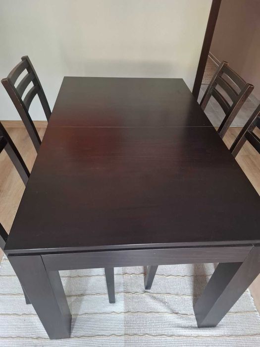 Трапезна маса с четири стола