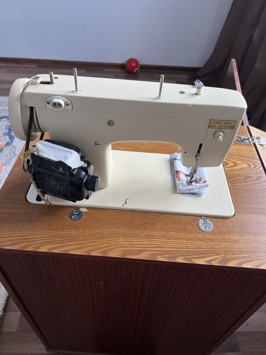 Продам советскую швейную машинку «Чайка •142м»