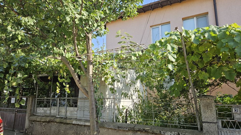 Имот гр. Дулово ,ЕТАЖ от къща с двор, гараж, градина