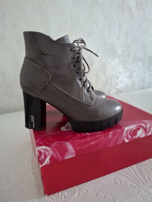 Продаются брендовые ботильоны