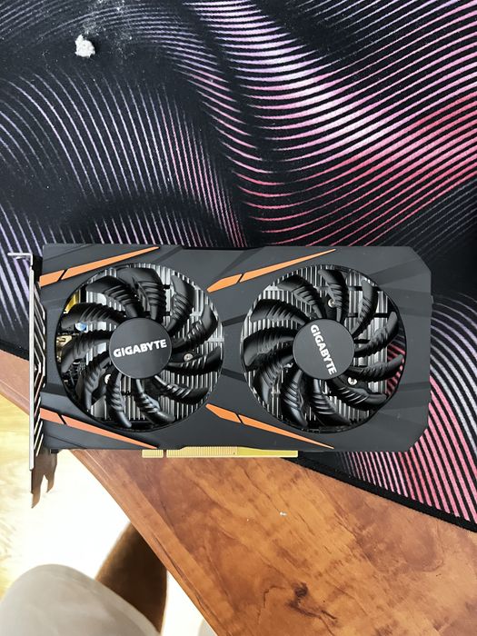 Gigabyte RX 570.