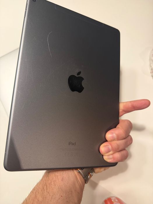 Продавам iPad Air 3 LTE