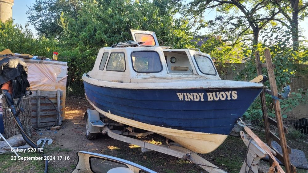 Barca cabinata cu  motor de vanzare