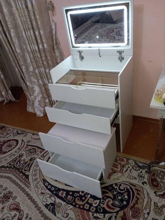 Стол для макияжа, Трюмо