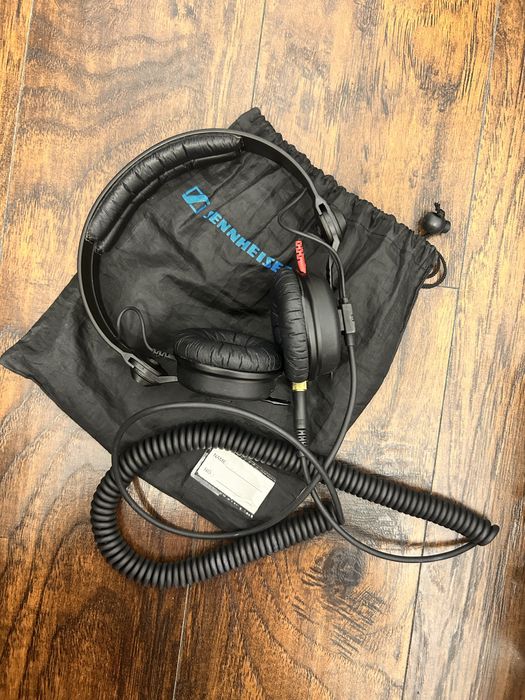 Pupitru dj: pioneer, allen heath, krk rokit, sennheiser