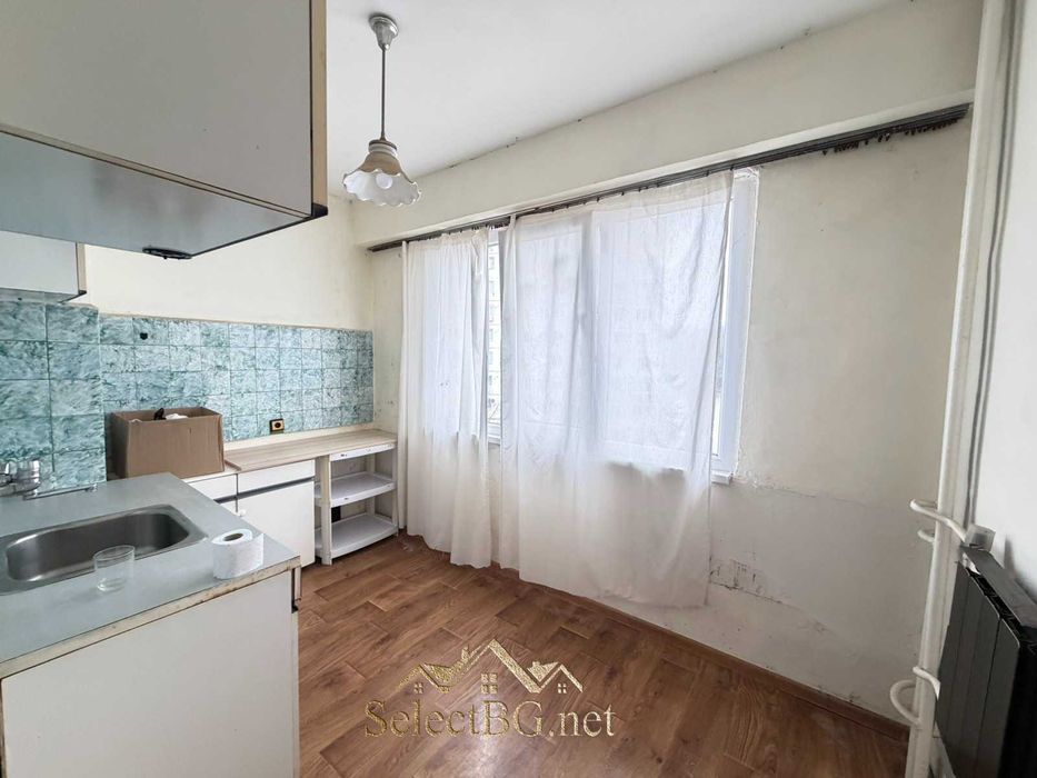 Панелен апартамент  на междинен етаж, южно изложение в кв. Бузлуджа.