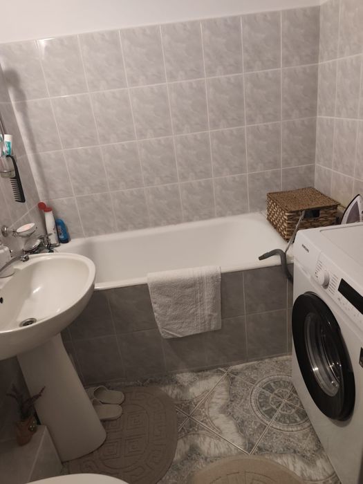 Apartament cu 2 camere decomandat, situat în Micro 16, într-o zonă liniștită.