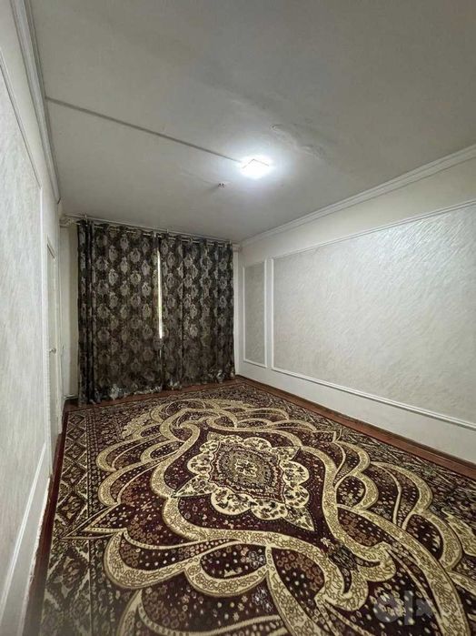 2 xonali uy, Farhod bozori yaqinida, yo'lning yuzida