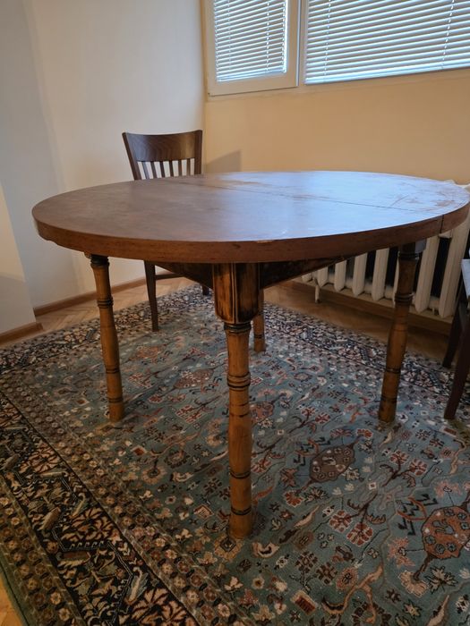 Продавам  разтегателна масивна трапезарна маса с 4 стола