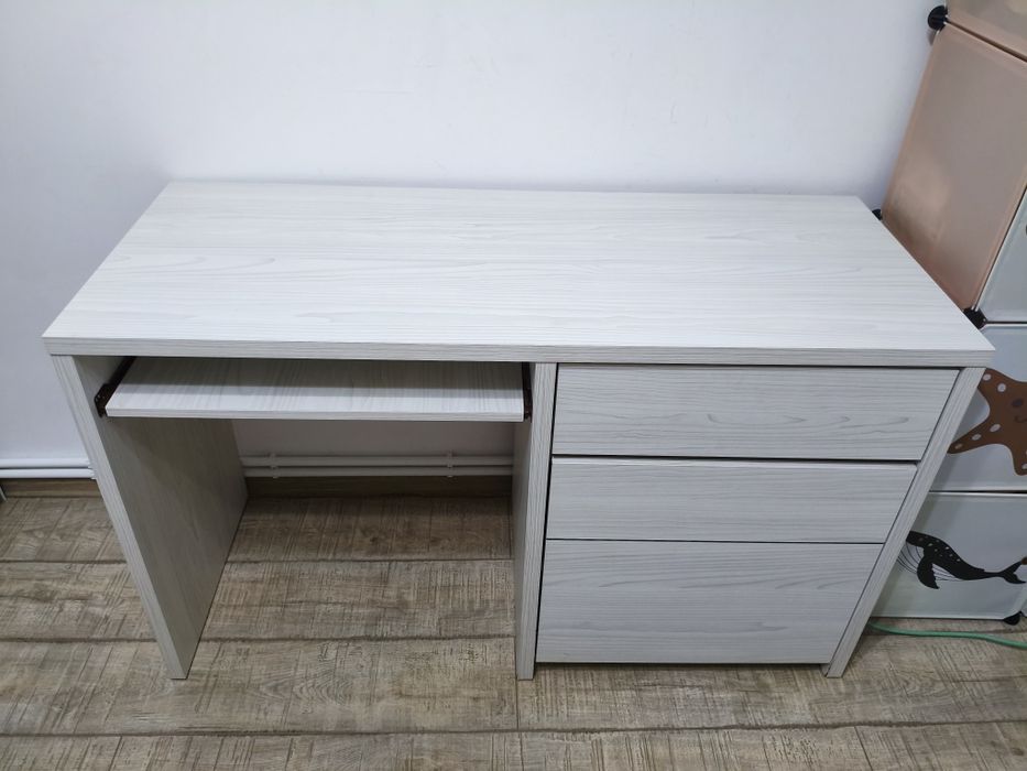 Vand birou in stare buna