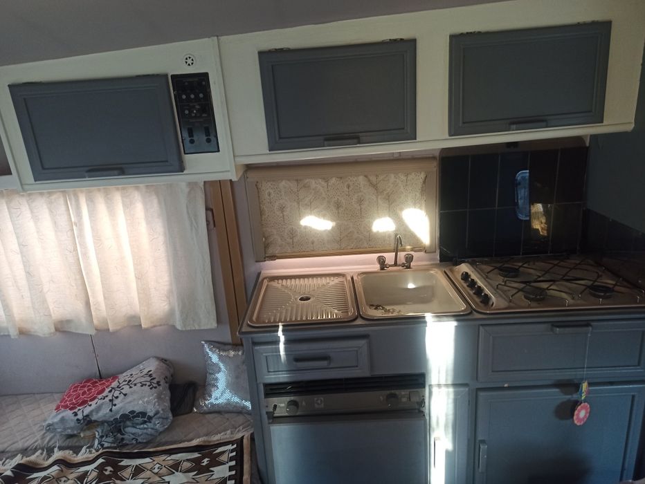 Vând rulotă sau schimb cu remorcă cort