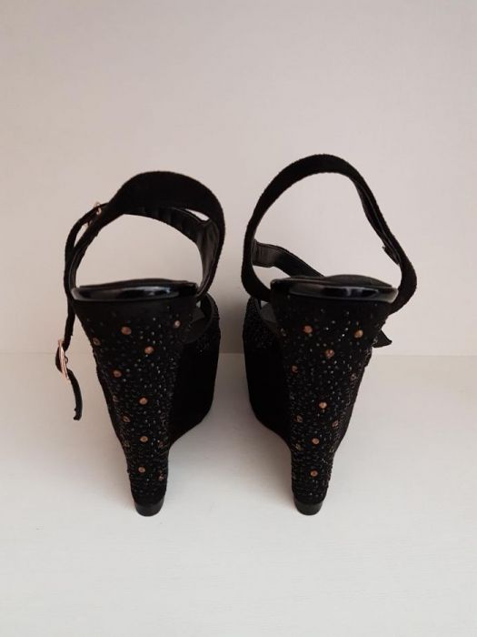 Босоножки вечернии.