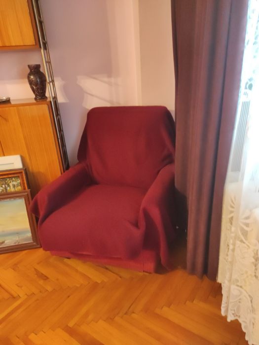 Fotoliu pentru living cu dimensiuni generoase.