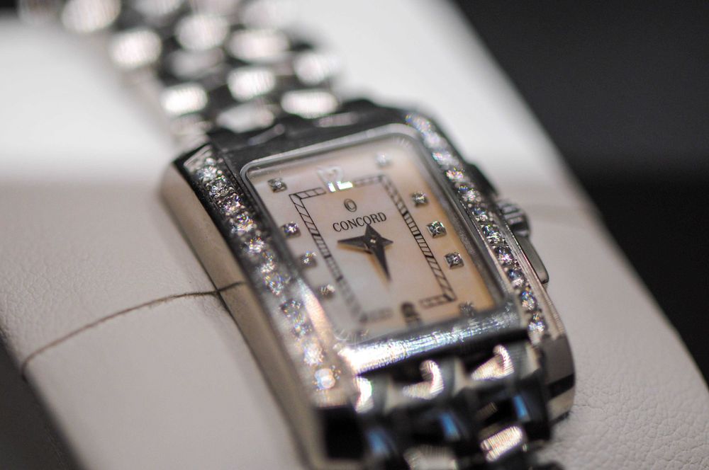 Швейцарски дамски часовник с естествени диаманти - Concord Sportivo