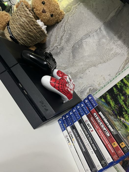 PlayStation 4 + 2 геймпада + игры