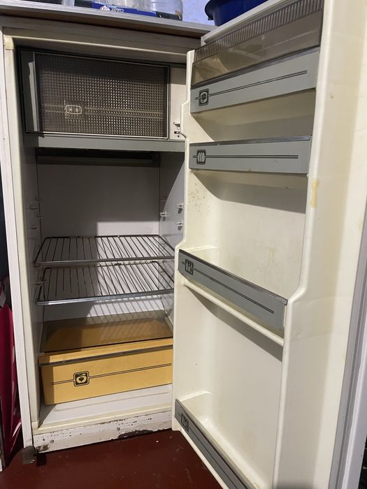 Холодильник советский  в рабочем состояни