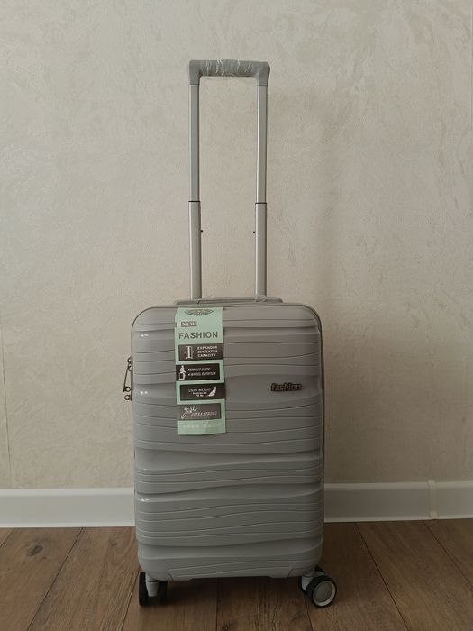 Новый, стильный чемодан.