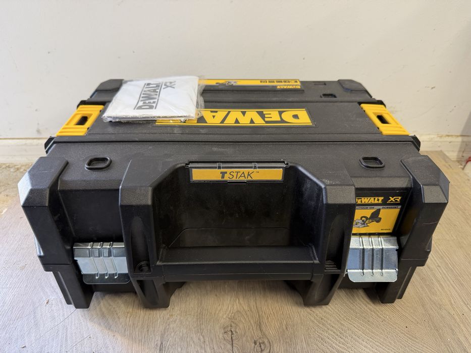 DEWALT DCW682NT Акумулаторна фреза за нутове