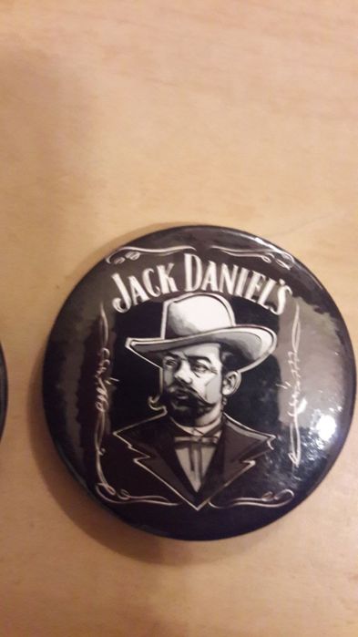 Продам   значки .