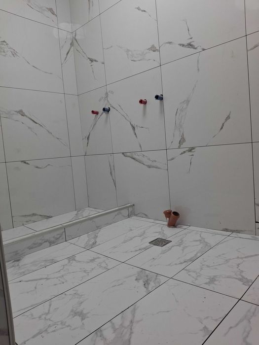 Майстор с двама работника