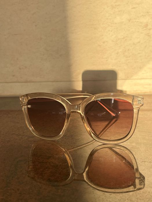 Слънчеви очила от Швеция с прозрачна рамка от рециклирана пластмаса