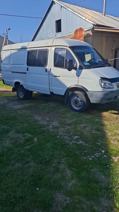 Газель грузовой на ходу.