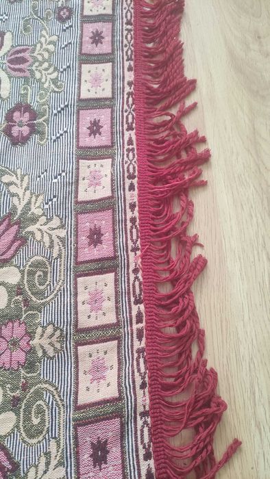 Жакардова покривка за маса с ресни