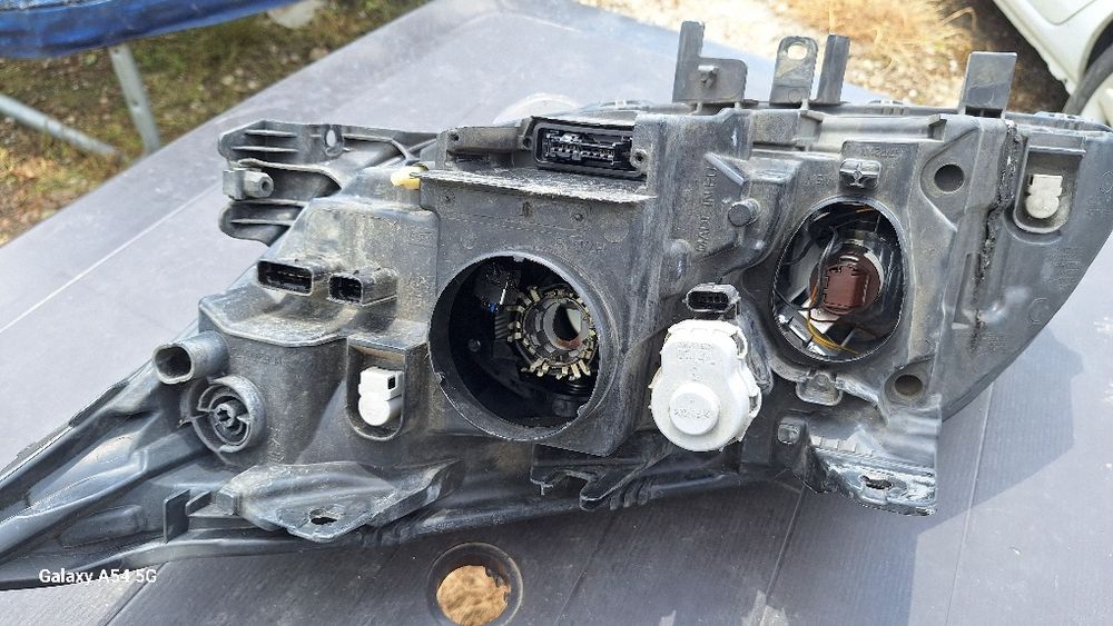 Vând far dreapta bixenon laguna 3