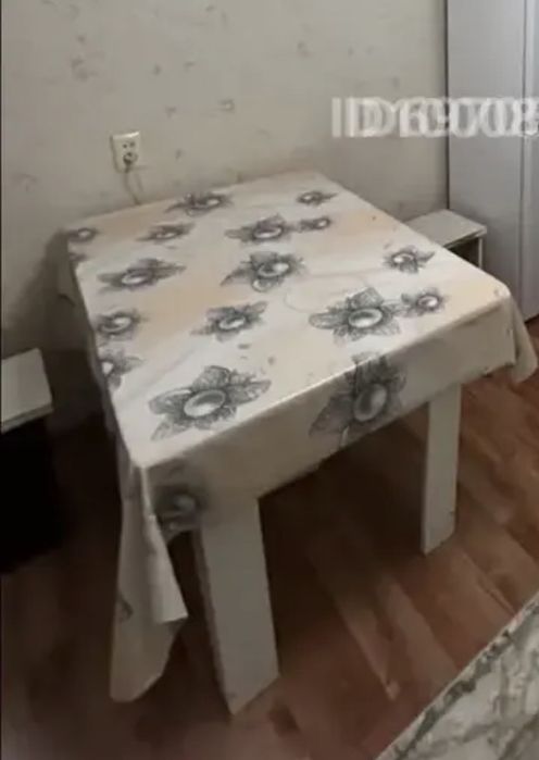 Отдам даром стол и табуретки