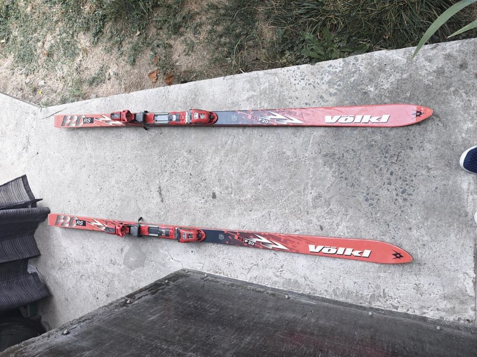 Skiuri cu prinderi