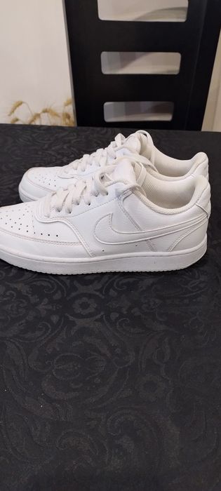 Бели кожени кецове NIKE COURT VISION LOW NN